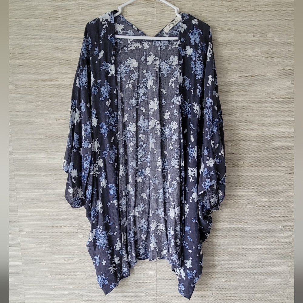 Women's One Size Fits All Beautiful Blue Floral Kimono